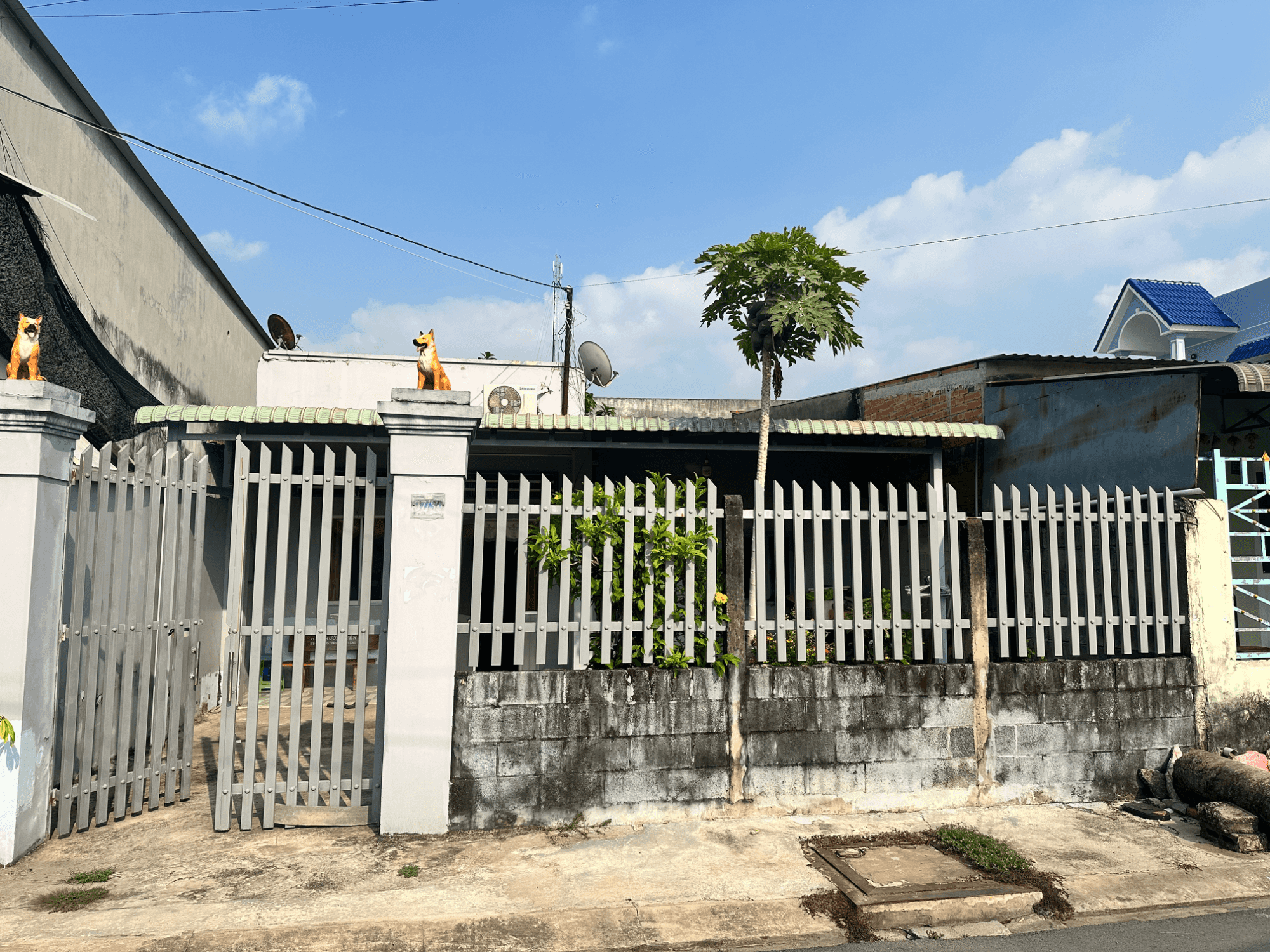 Bán nhà hẻm Thửa 236 - tờ 50, Ô5 Khu B,  đường Lê Văn Cảng Huyện Đức Hòa, Long An – 2 phòng ngủ, giá 2.5 tỷ